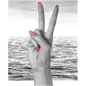 PEACE SIGN HAND IN FRONT OCEAN